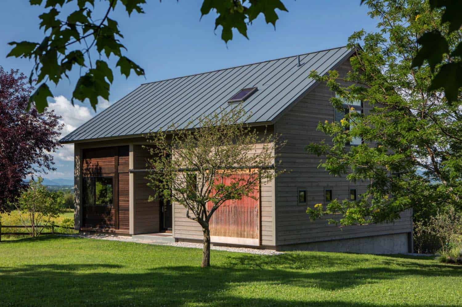 Carriage barn converted into breathtaking guesthouse in Vermont