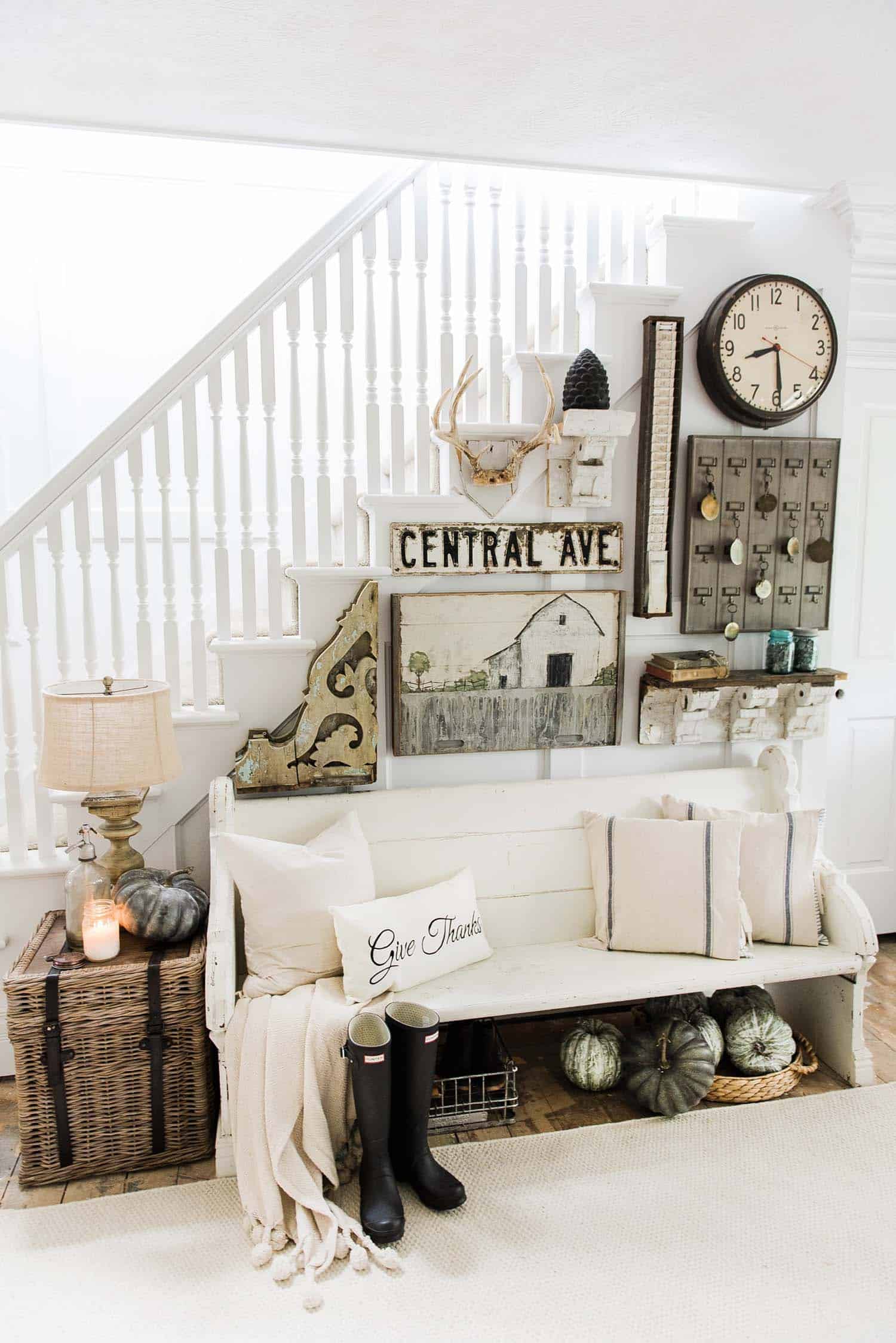 Fall Inspired Entryway Decorating Ideas 01 1 Kindesign