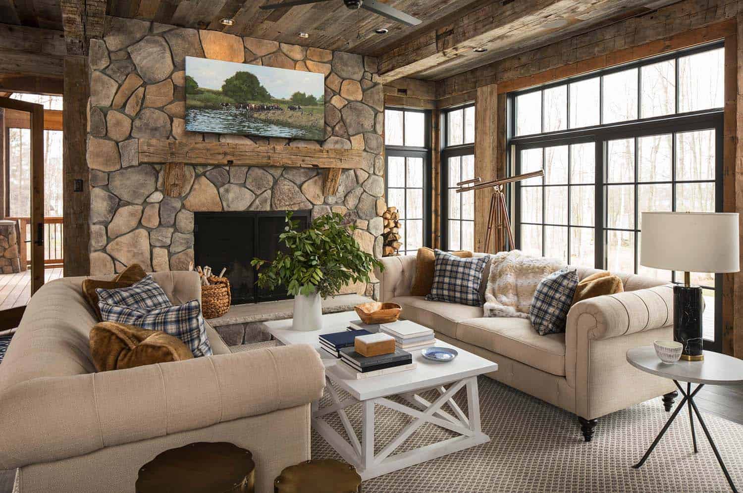 Rustic lakeside retreat in Wisconsin features inviting design details