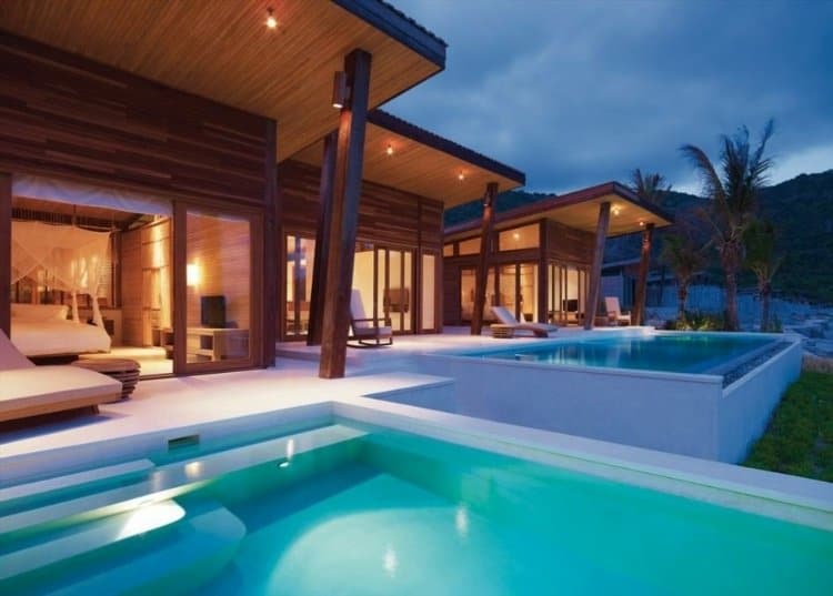 luxury-hotel-swimming-pool
