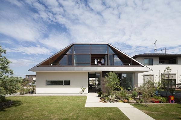 House with a Large Hipped Roof-Naoi Architecture-02-1 Kindesign