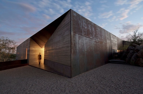 featured posts image for Concrete and rammed earth: Desert Courtyard House