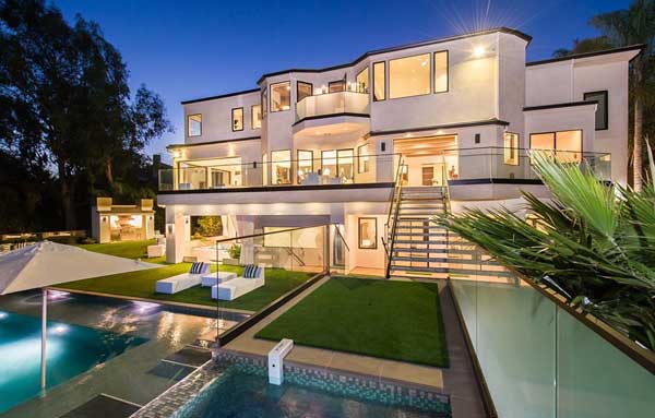 featured posts image for Luxurious modern interior scheme uncovered by this Brentwood Estate