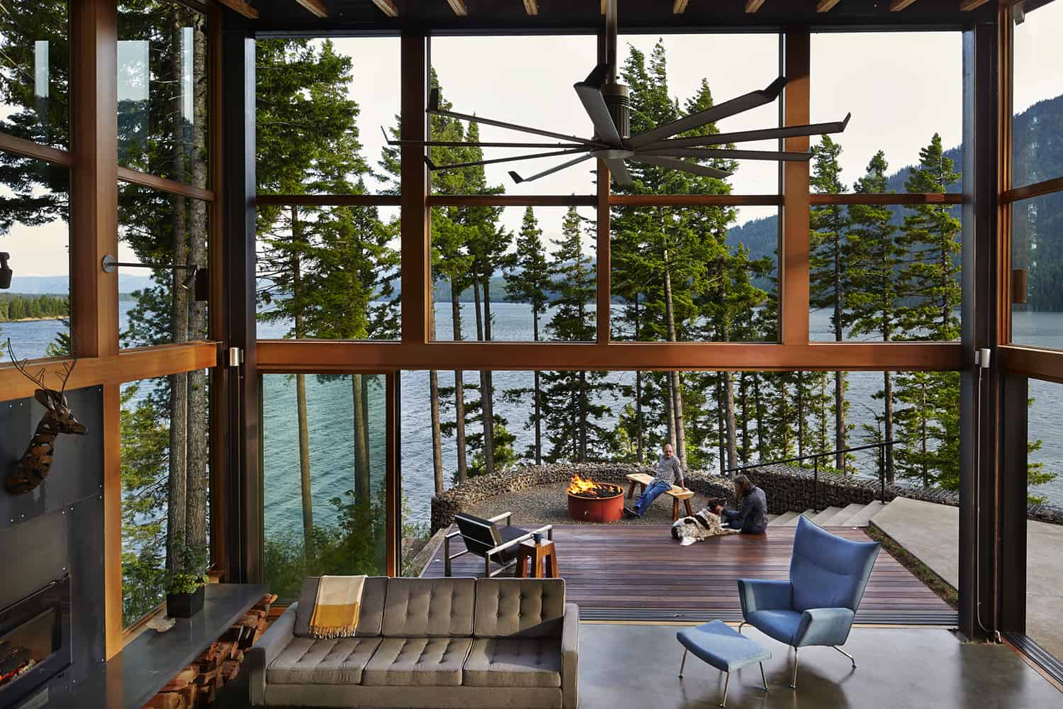 mountain-retreat-living-room-overlooking-lake
