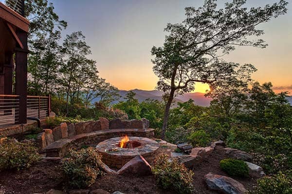 40 Super Cool Backyards With Cozy Fire Pits, Cabin Fire Pit Designs