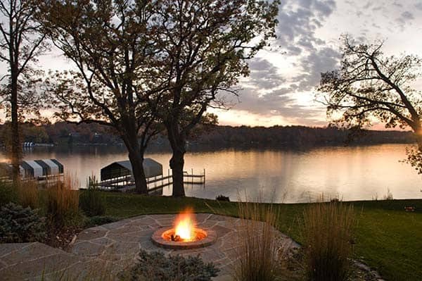 40 Super Cool Backyards With Cozy Fire Pits, Cabin Fire Pit Ideas