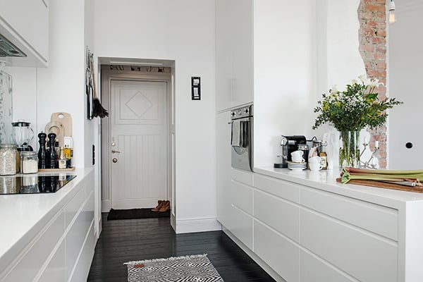 Stylish-Renovated-Apartment-Sweden-09-1 Kindesign
