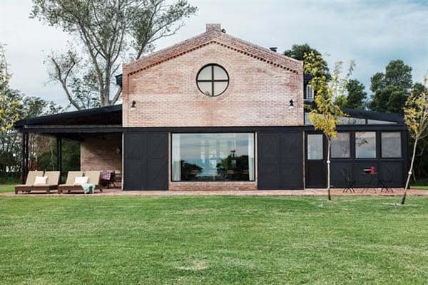 featured posts image for Historic railway shed in Argentina gets converted into a family home