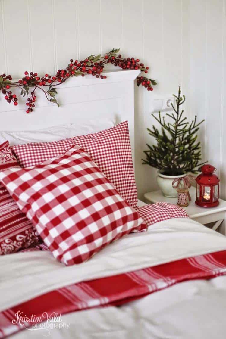 Christmas Bedroom Decorating Ideas-02-1 Kindesign