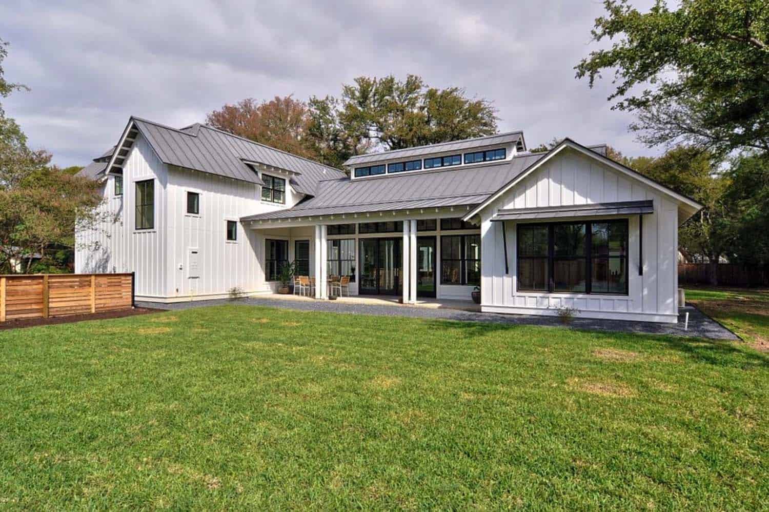 modern-farmhouse-design-time-brown-architecture-26-1-kindesign