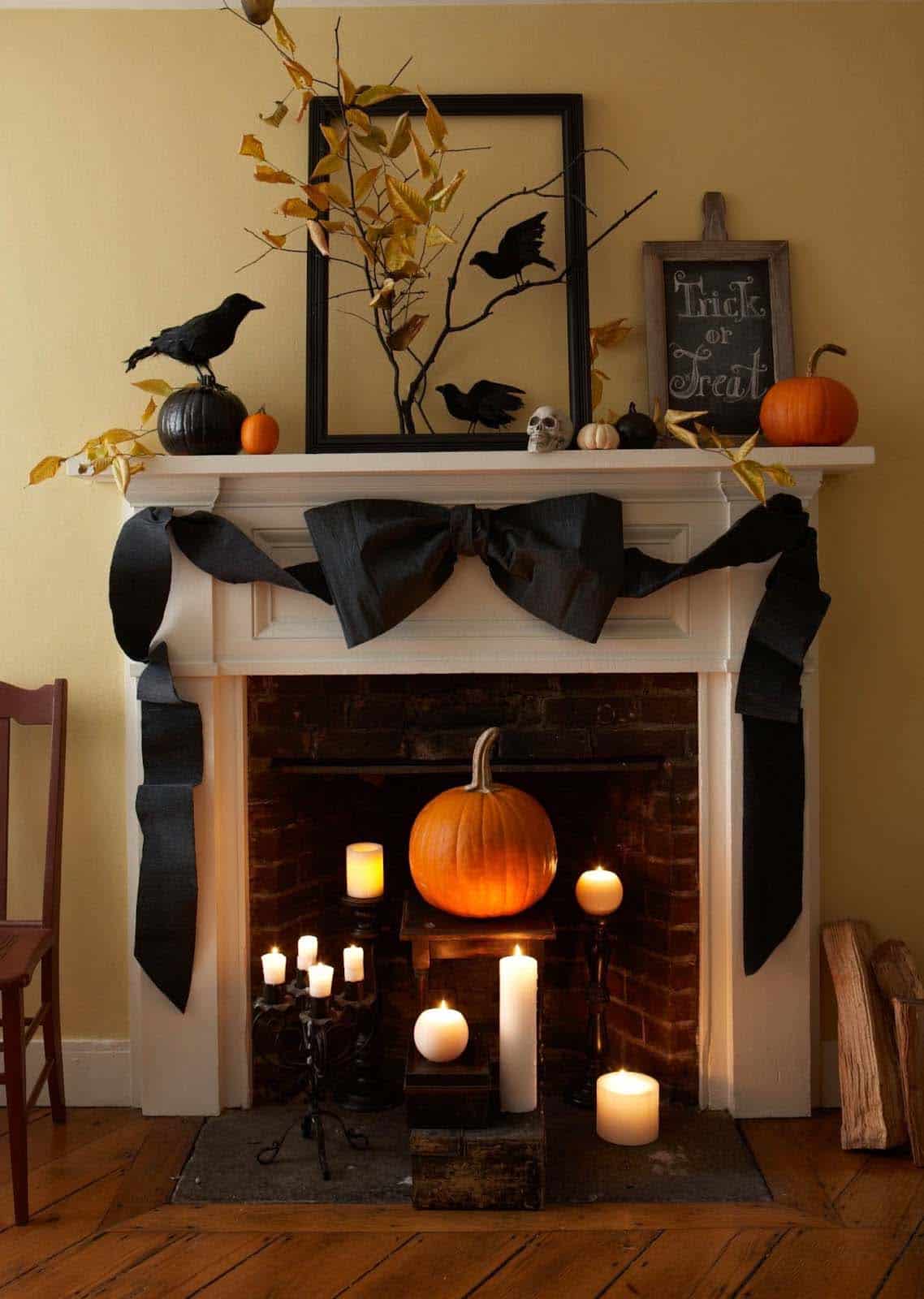 spooky-halloween-mantel-decorating-ideas-21-1-kindesign