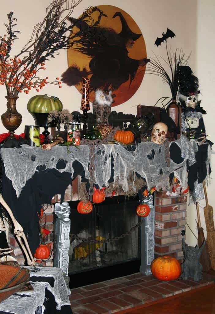 spooky-halloween-mantel-decorating-ideas-37-1-kindesign