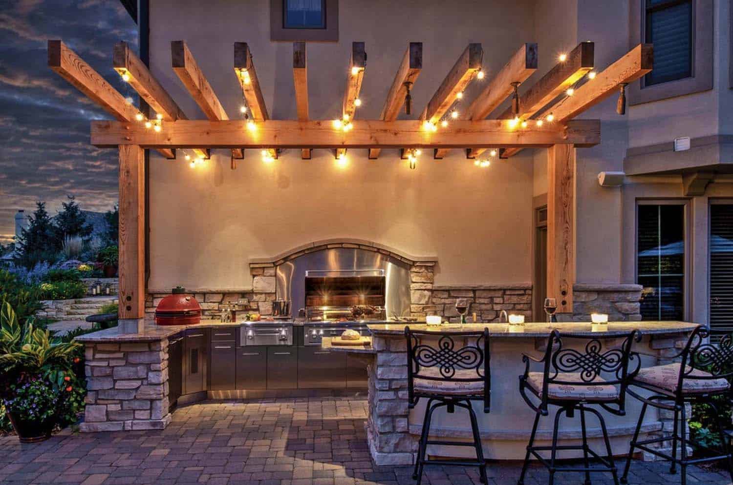 18+ Spectacular outdoor kitchens with bars for entertaining
