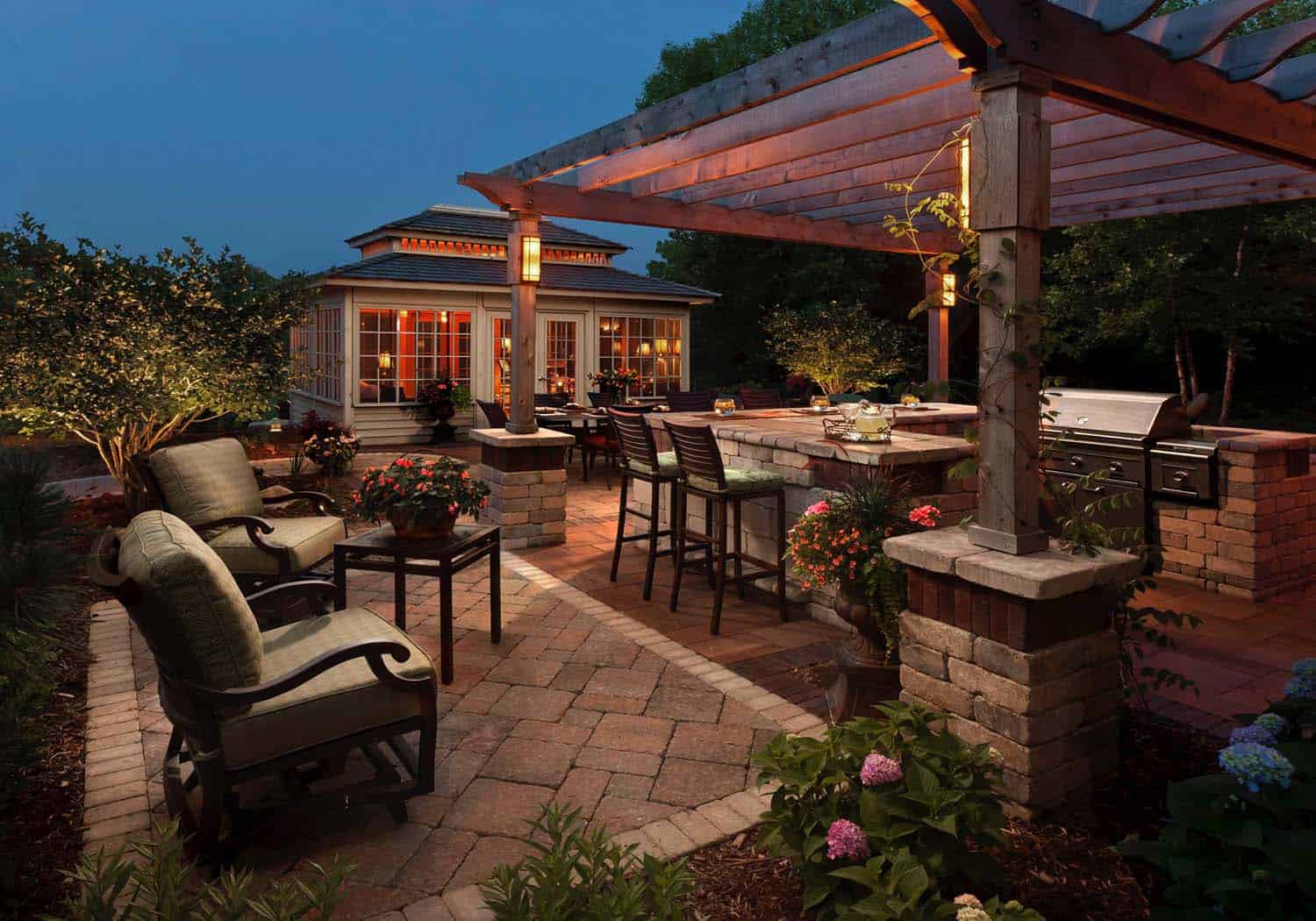 20+ Spectacular outdoor kitchens with bars for entertaining