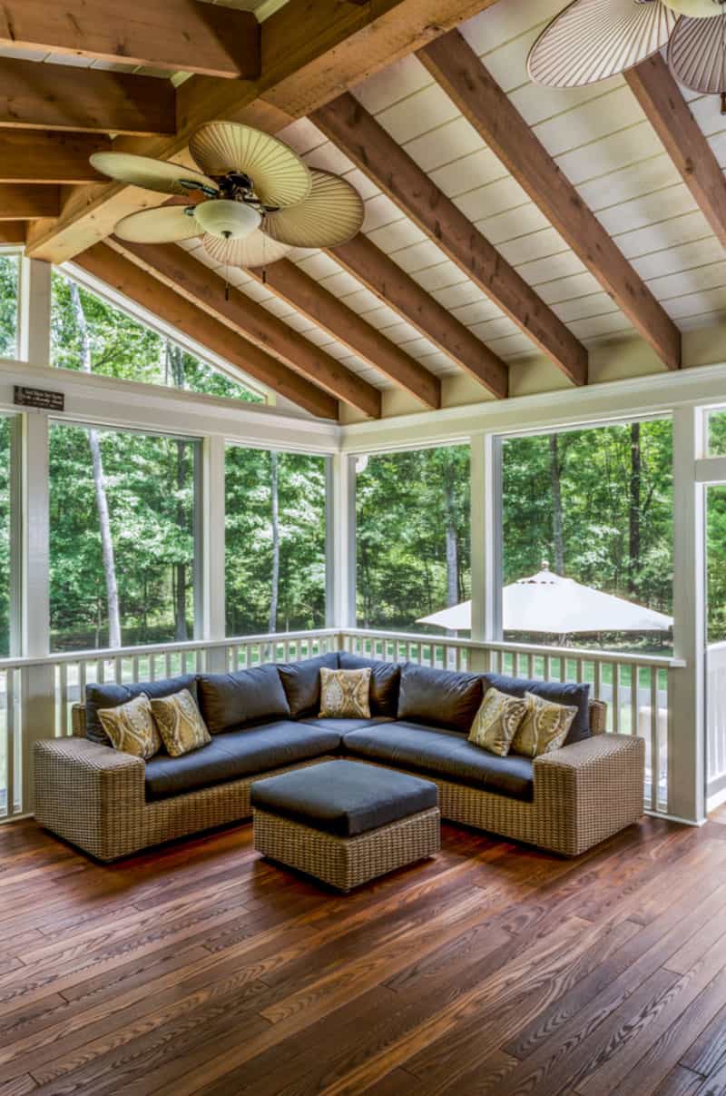 screened-in back porch 