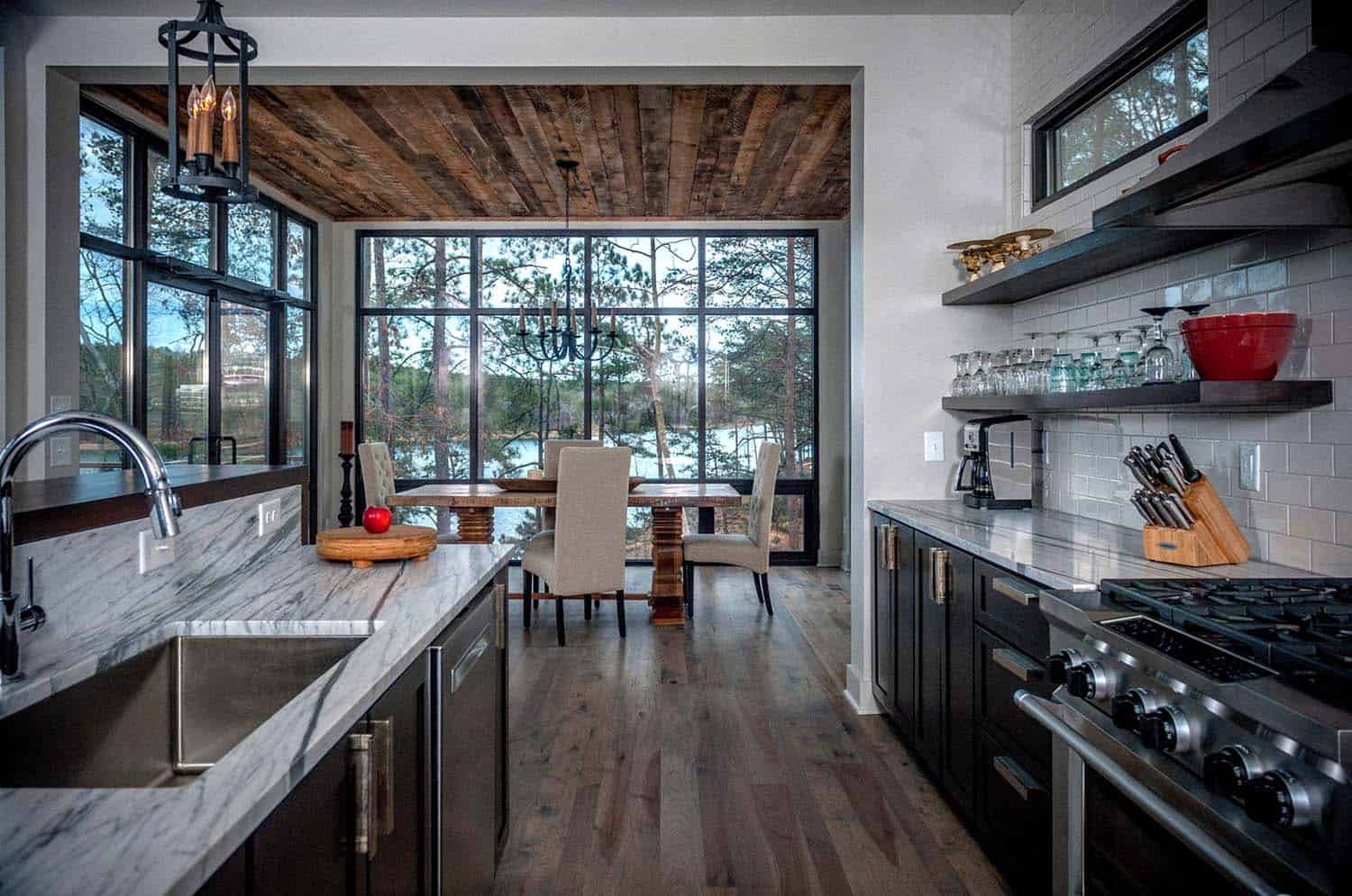 Modern lake house in Alabama blends well into its surroundings