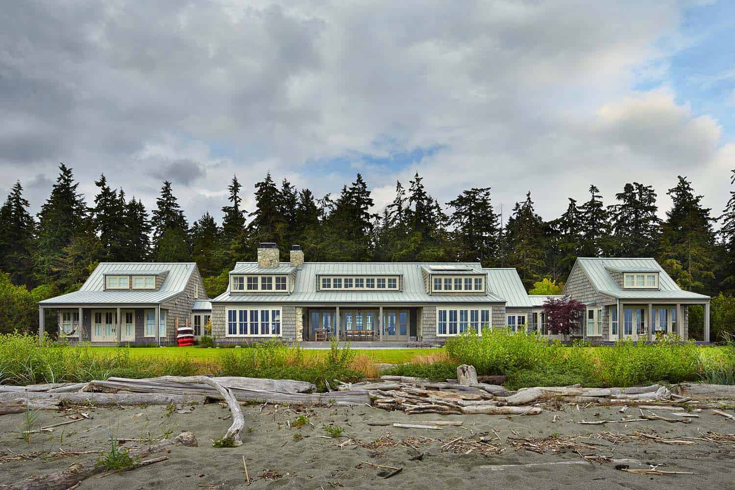 Cozy Beach House Retreat-Hoedemaker Pfeiffer-25-1 Kindesign