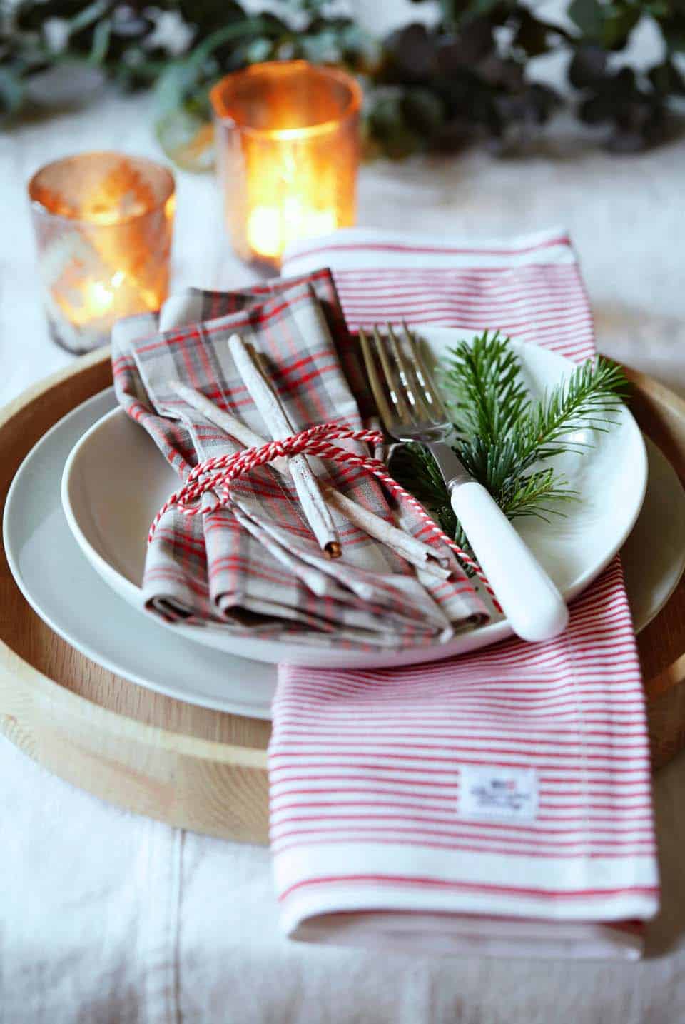 Inspiring Dining Table Christmas Decor Ideas-19-1 Kindesign