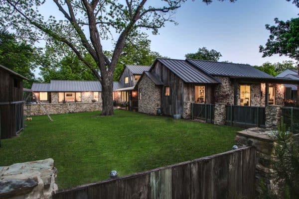 featured posts image for Renovated rustic barnwood farmhouse in Texas gets modern facelift