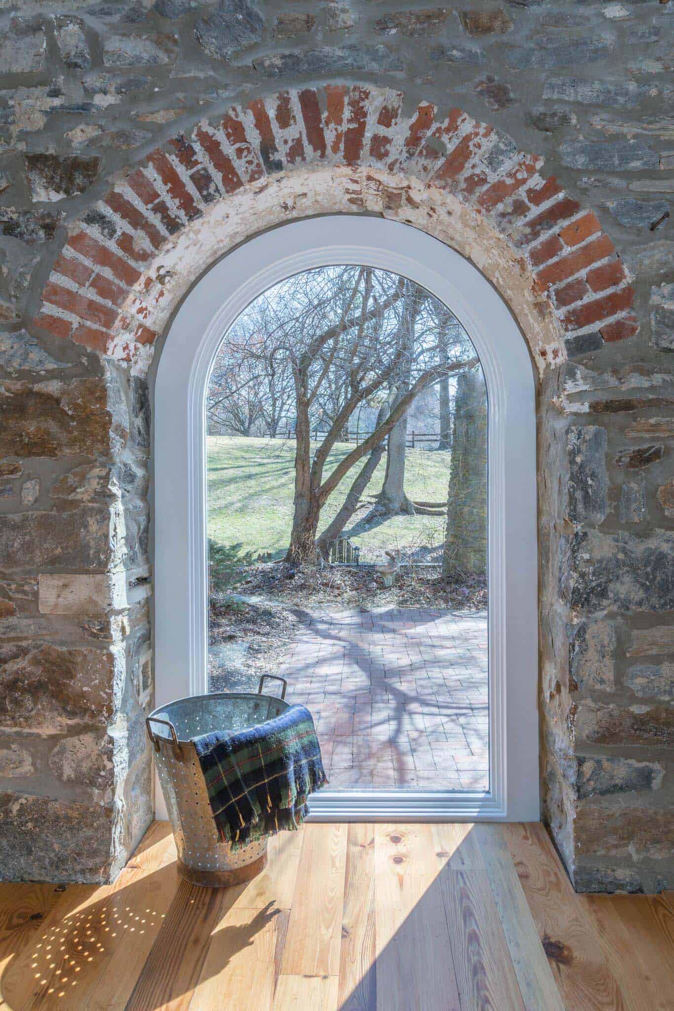 barn-house-window-detail