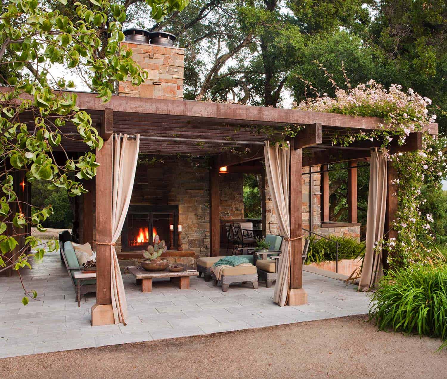 outdoor-living-fireplace