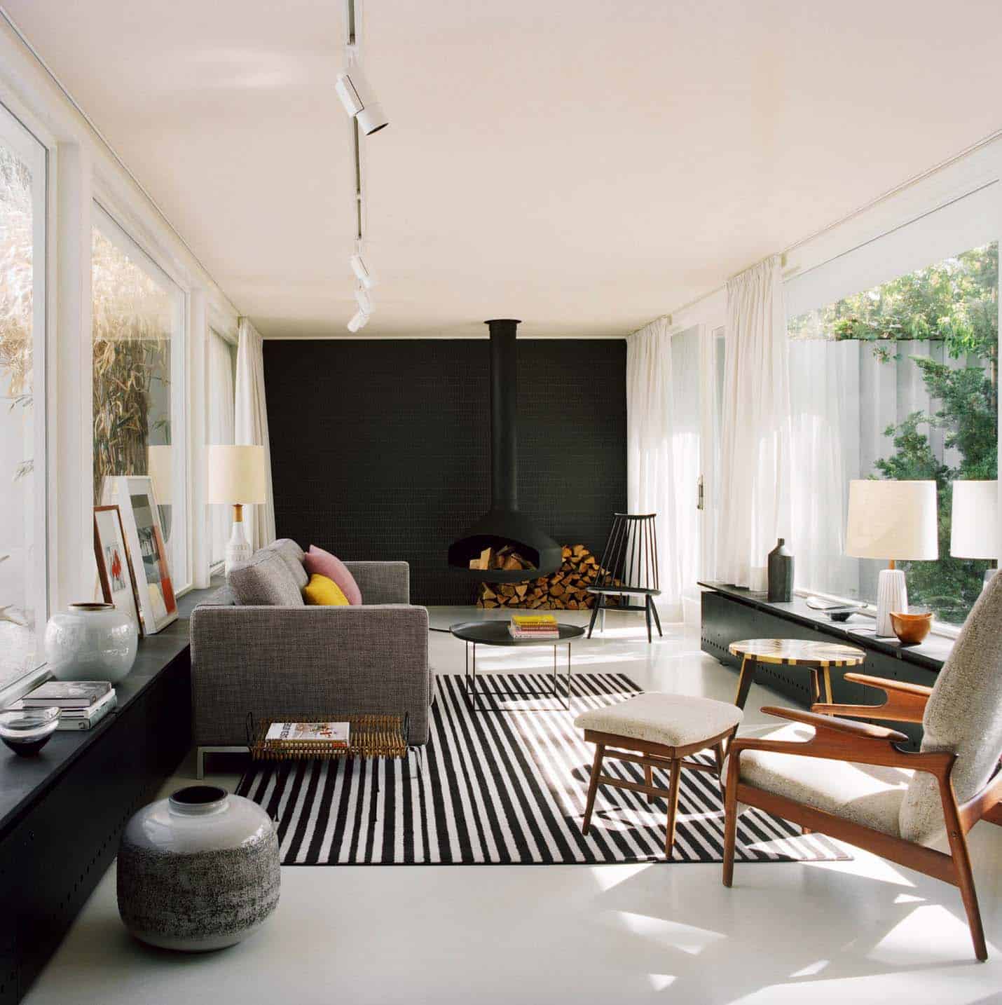 28 Gorgeous living rooms with black walls that create cozy drama