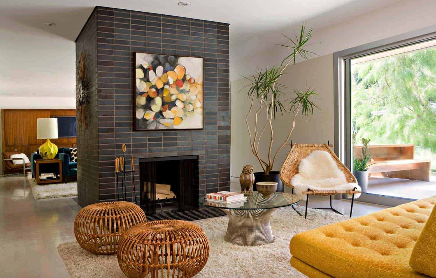 Featured image of post Warm Mid Century Modern Living Room - Mid century modern living rooms often utilize smart storage.