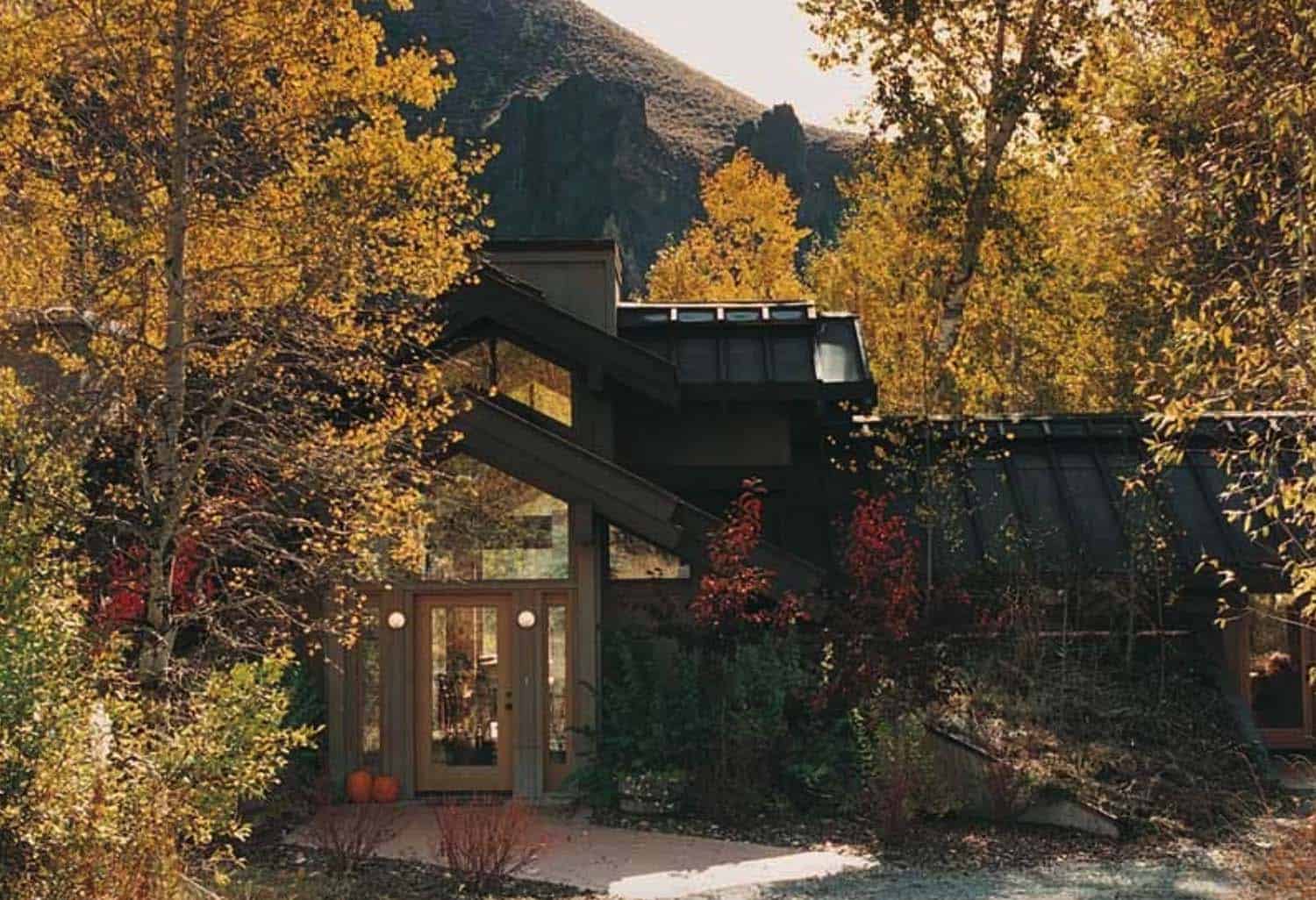 rustic-mountain-home-exterior