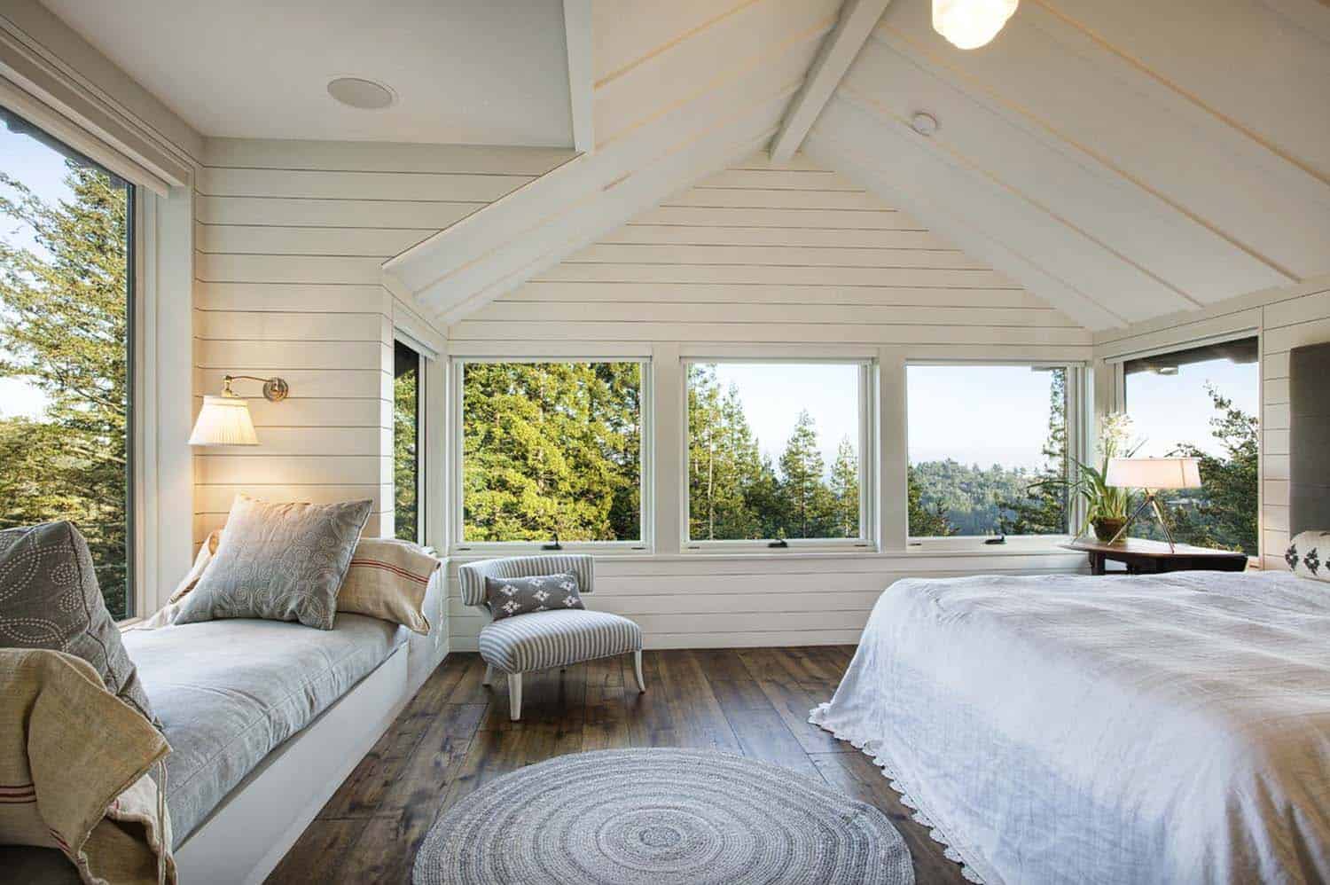 mountain-lodge-rustic-bedroom