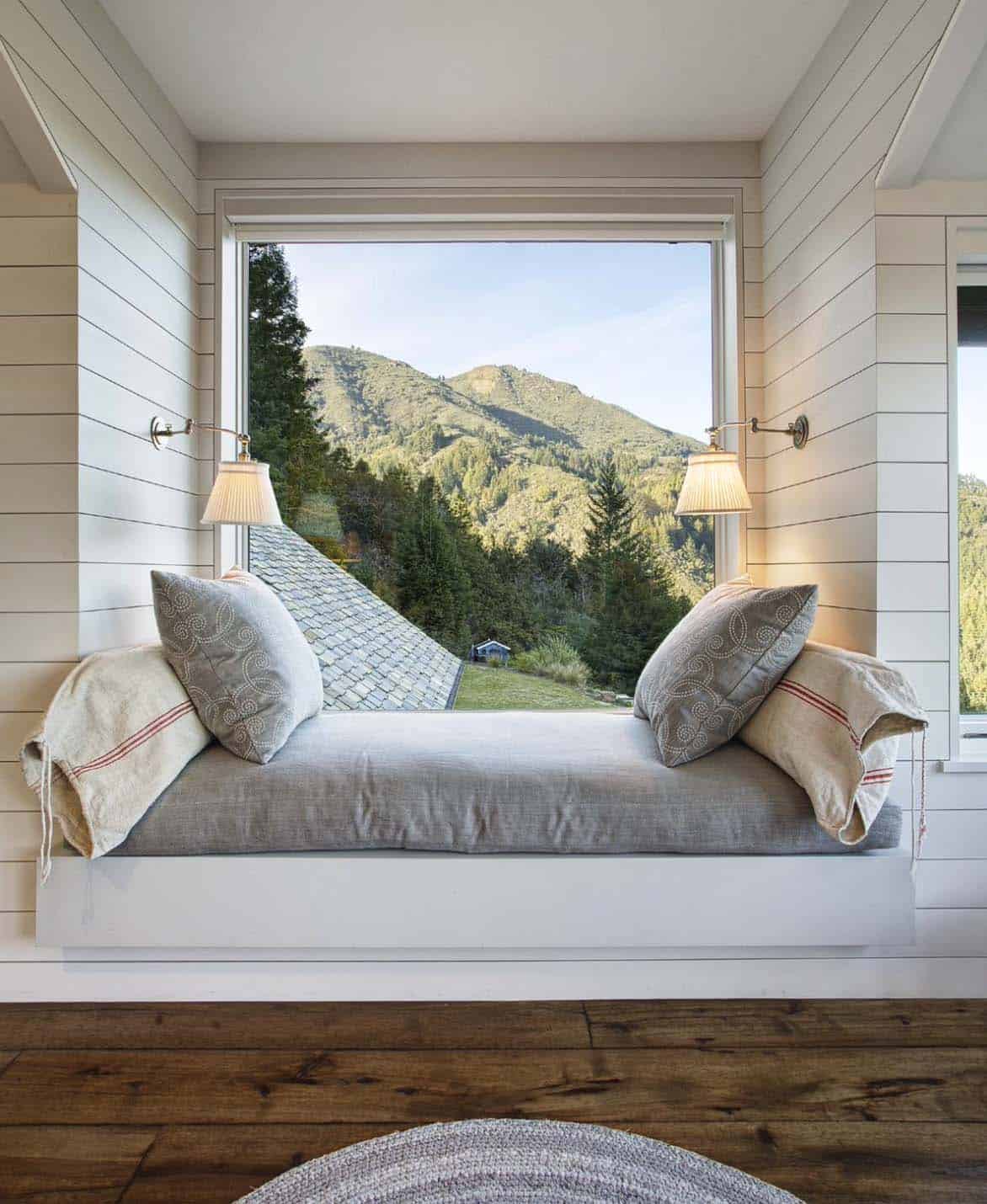 mountain-lodge-rustic-bedroom