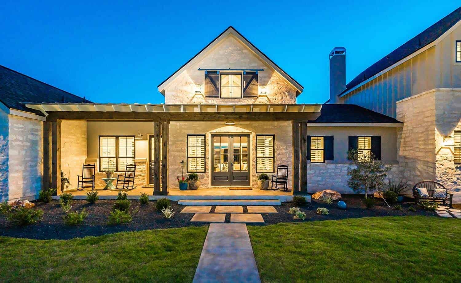 farmhouse-style-home-exterior