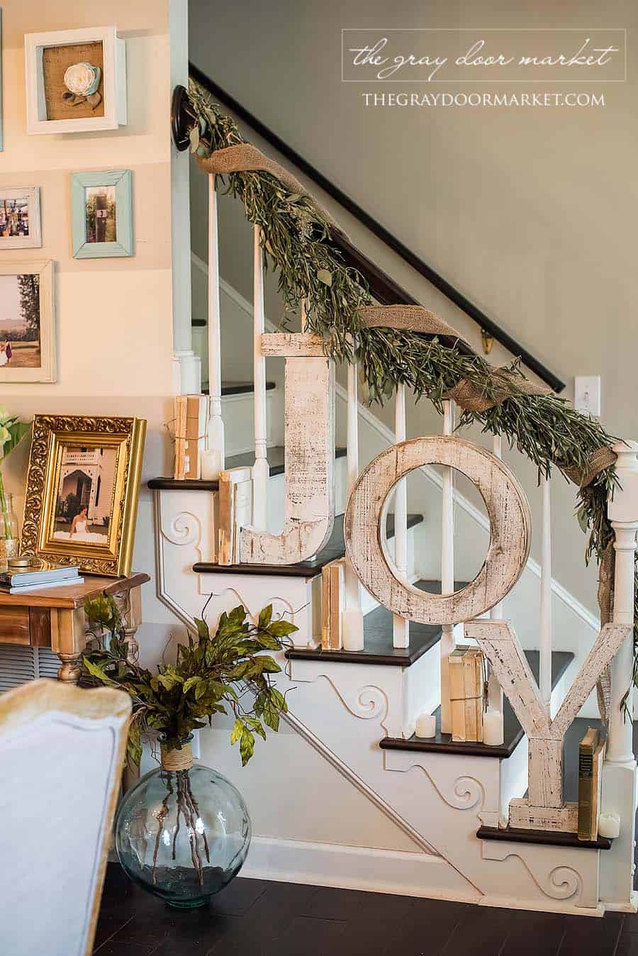 farmhouse-inspired-christmas-decorated-staircase