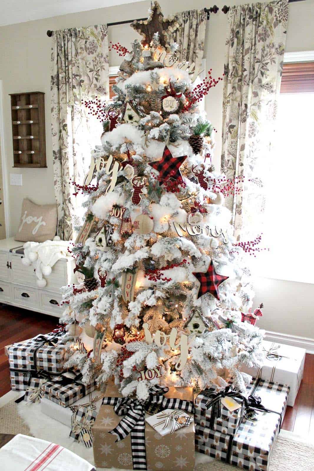 farmhouse-inspired-christmas-decorated-tree