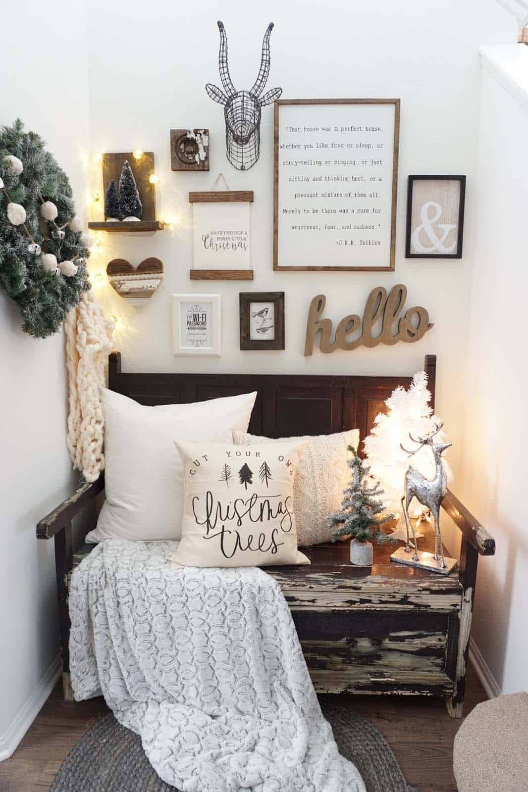 farmhouse-inspired-christmas-decorated-entry