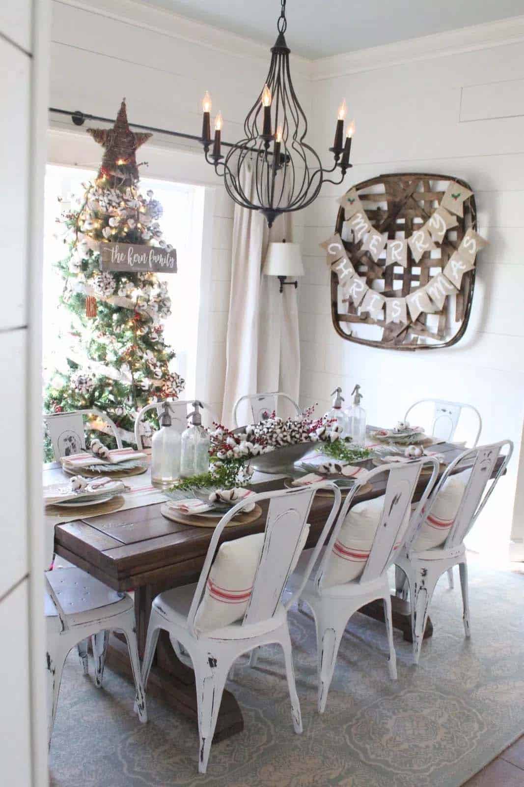 farmhouse-inspired-christmas-decorated-dining-room
