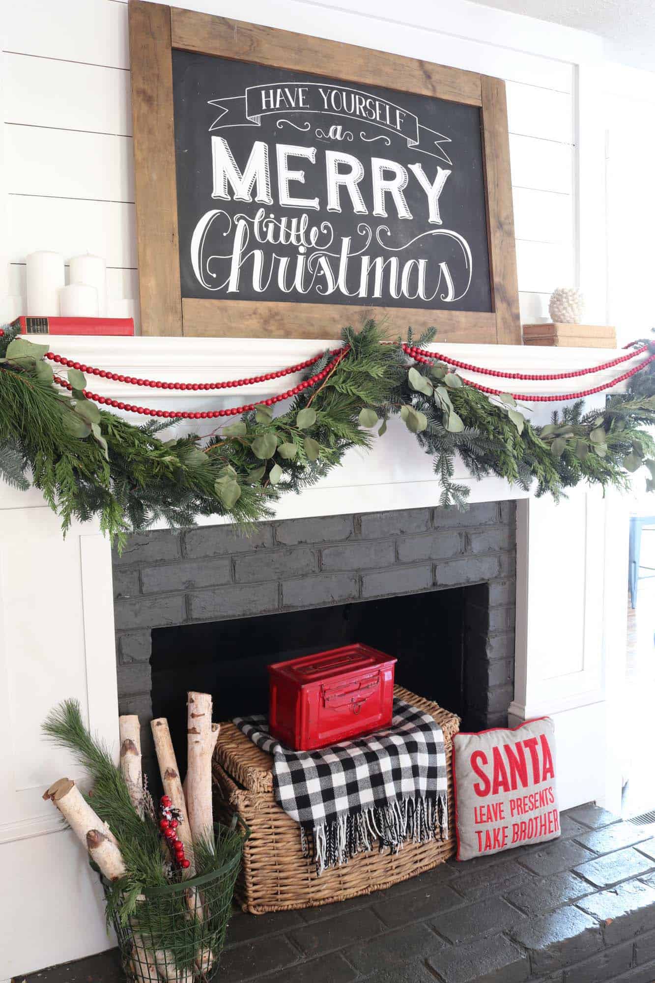 farmhouse-inspired-christmas-decorated-fireplace