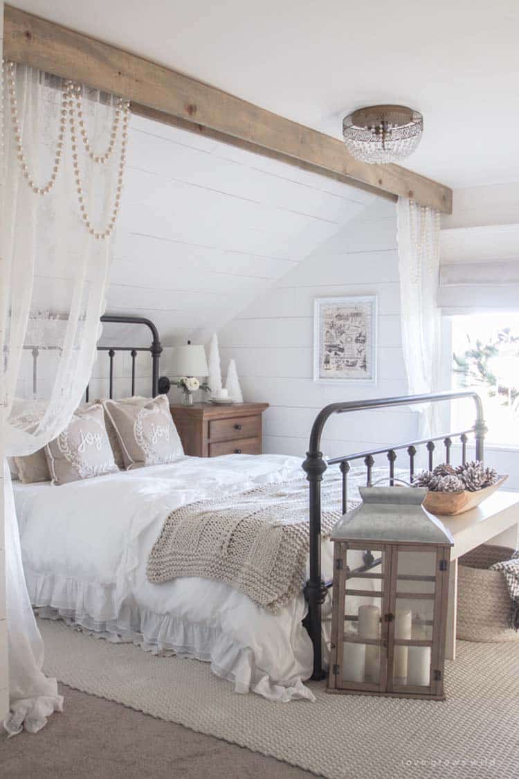farmhouse-inspired-christmas-decorated-bedroom