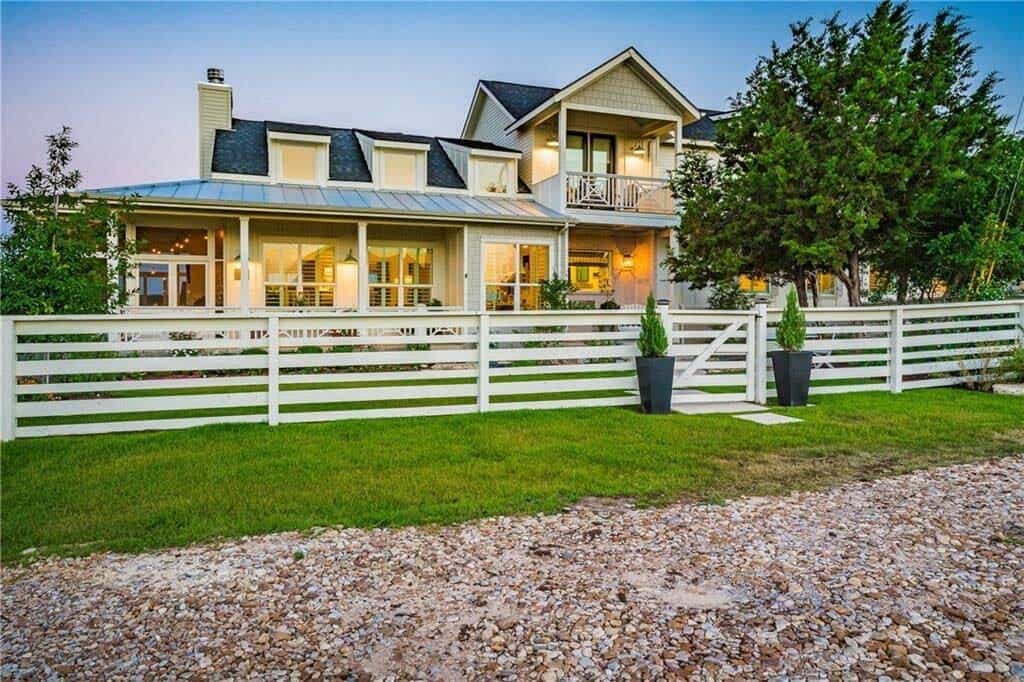 farmhouse-inspired-home-exterior