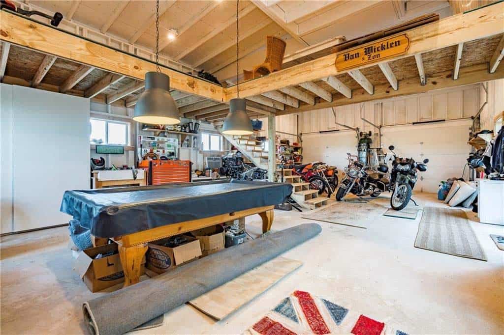 farmhouse-inspired-home-garage