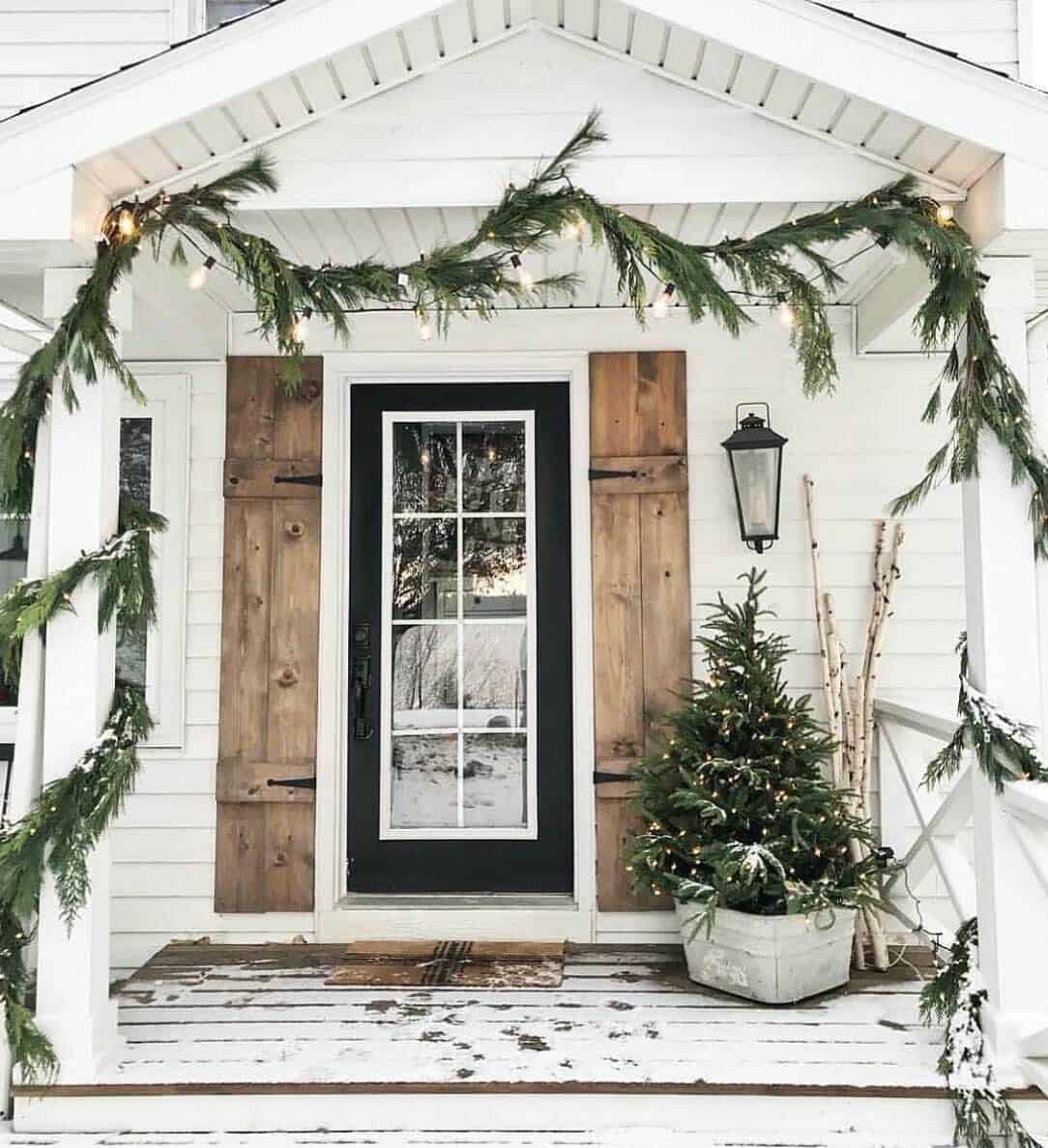 outdoor-christmas-decorated-front-porch