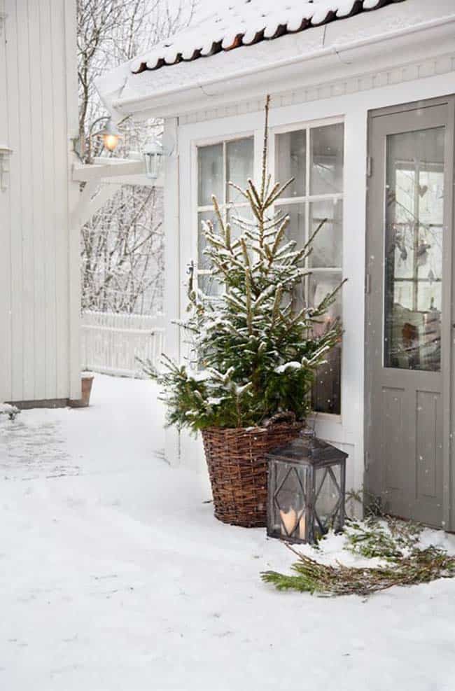 outdoor-christmas-decorated-front-door
