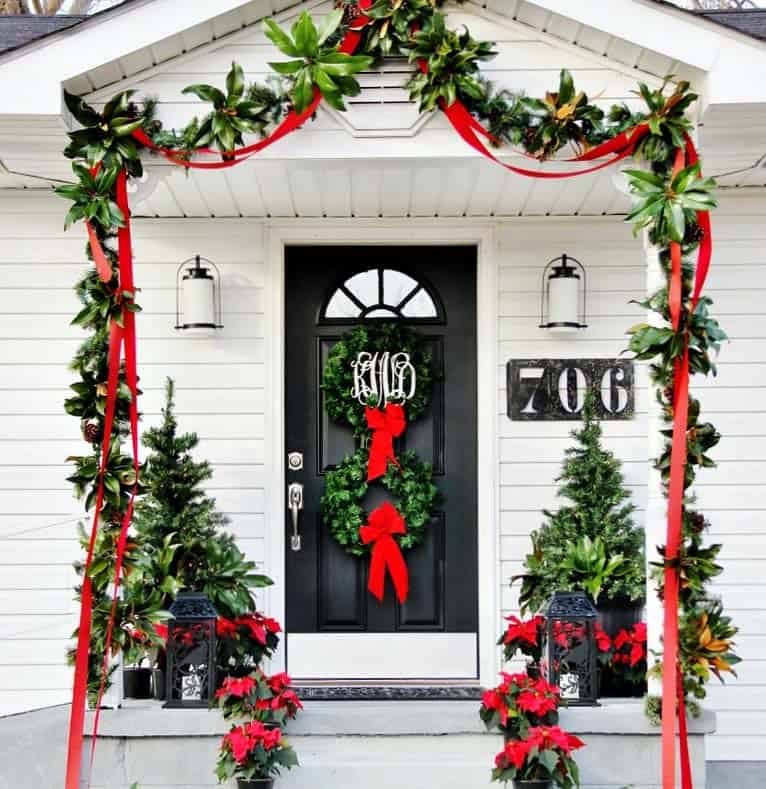 outdoor-christmas-front-door-with-tranditional-decorations