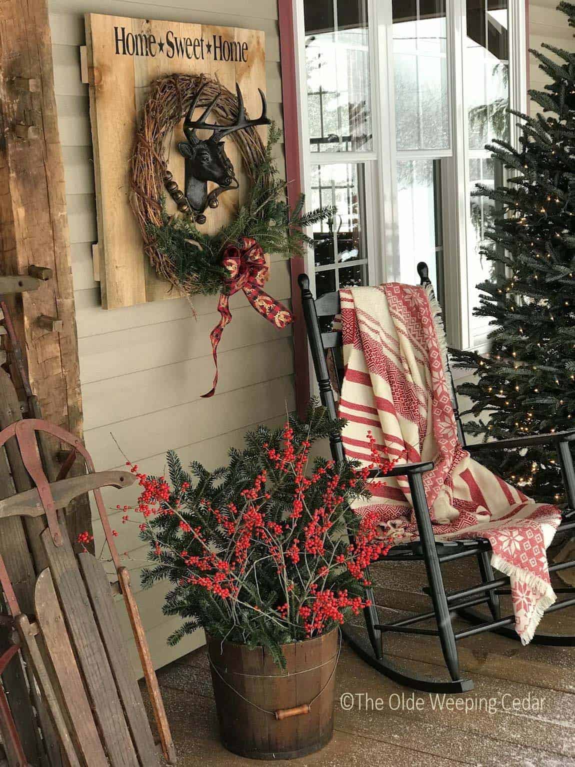 outdoor-rustic-christmas-decorated-front-porch