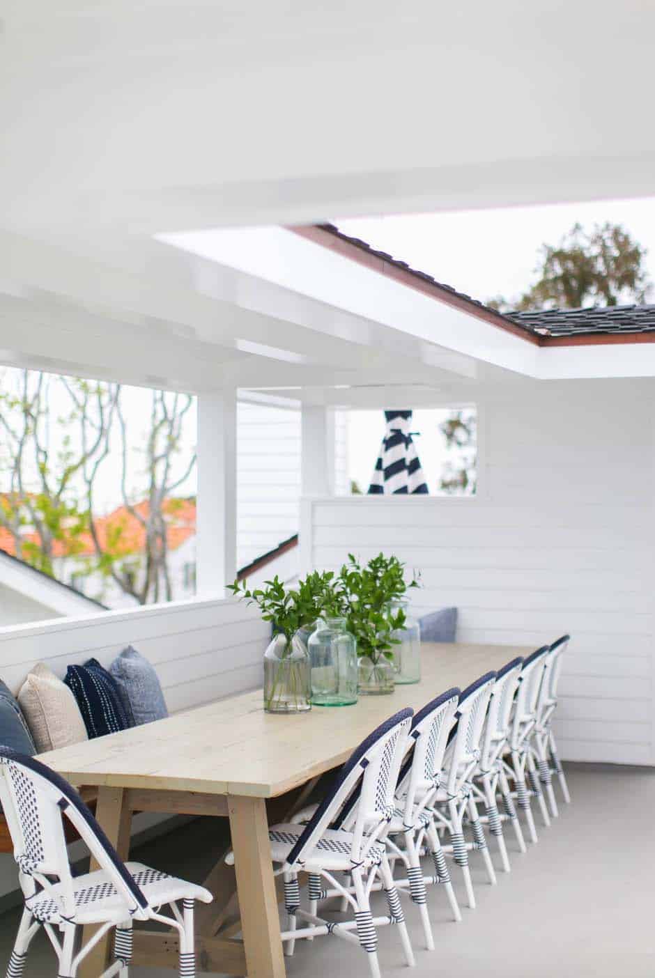 beach-style-outdoor-dining-room