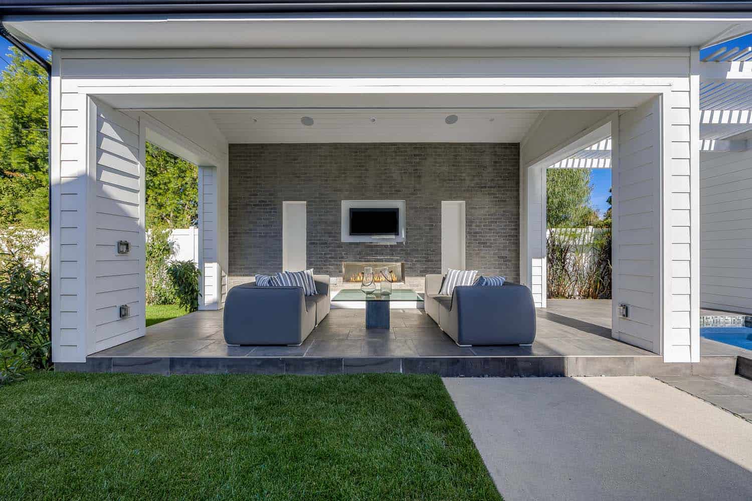 contemporary-outdoor-patio