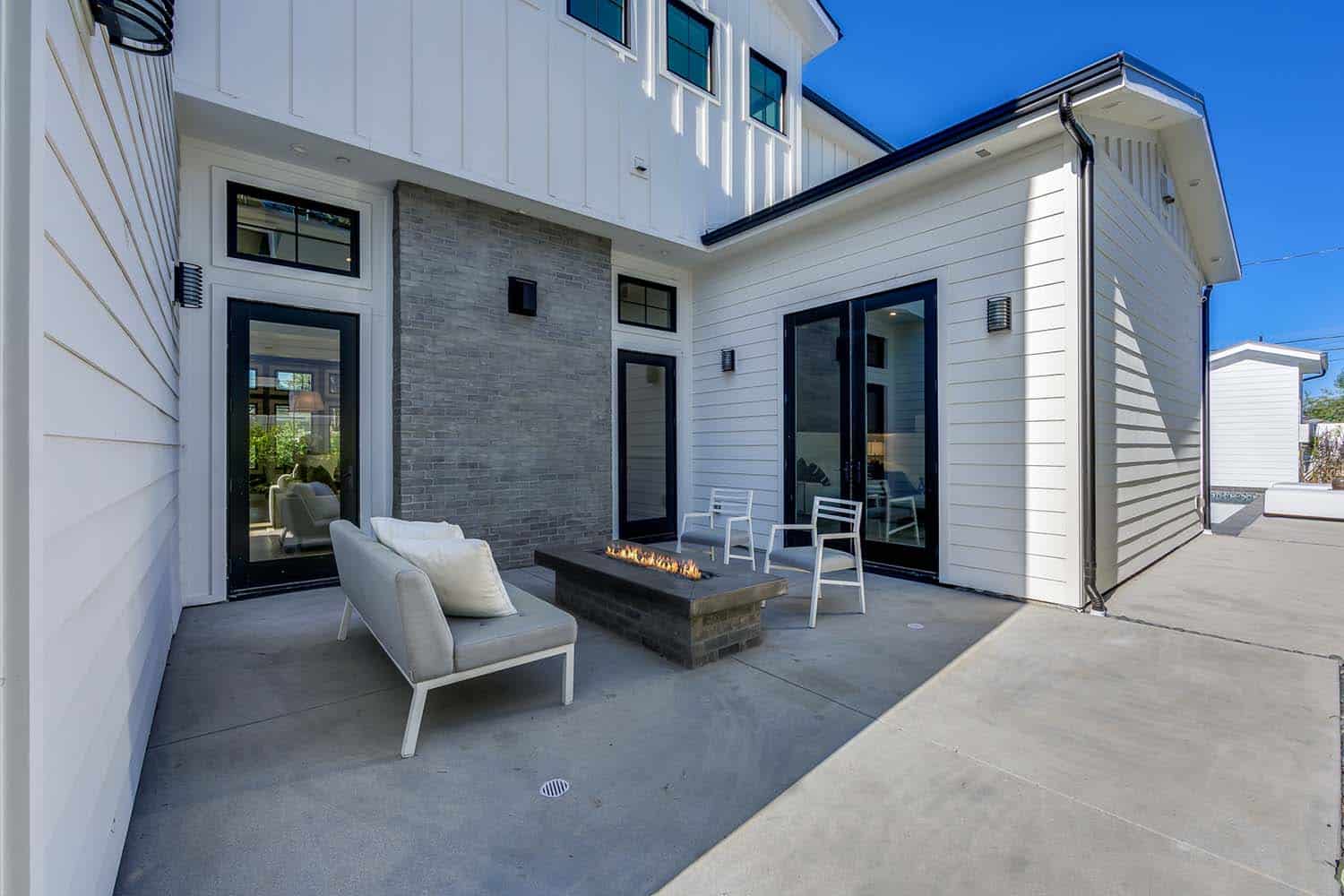 contemporary-outdoor-patio