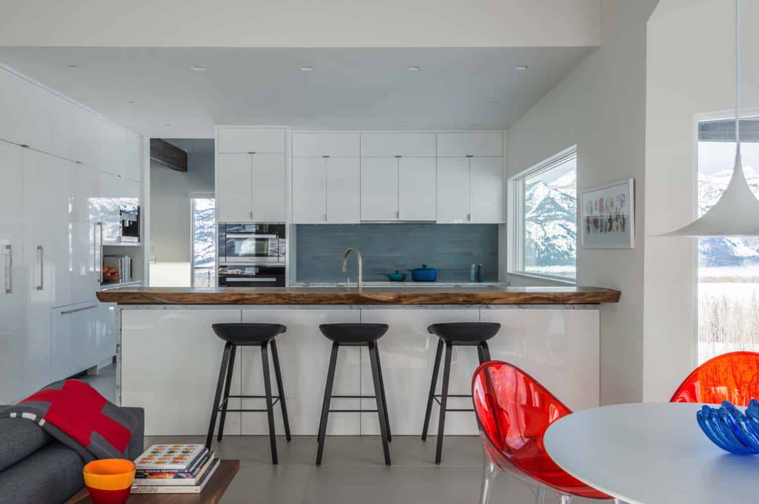 contemporary-mountain-home-kitchen