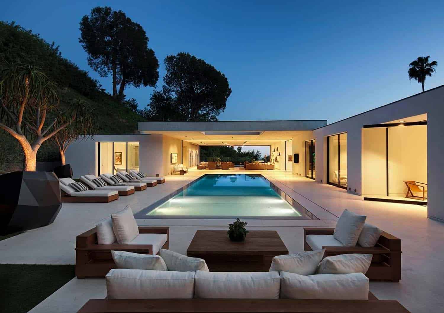 Fabulous modern home in Beverly Hills boasting indoor-outdoor living