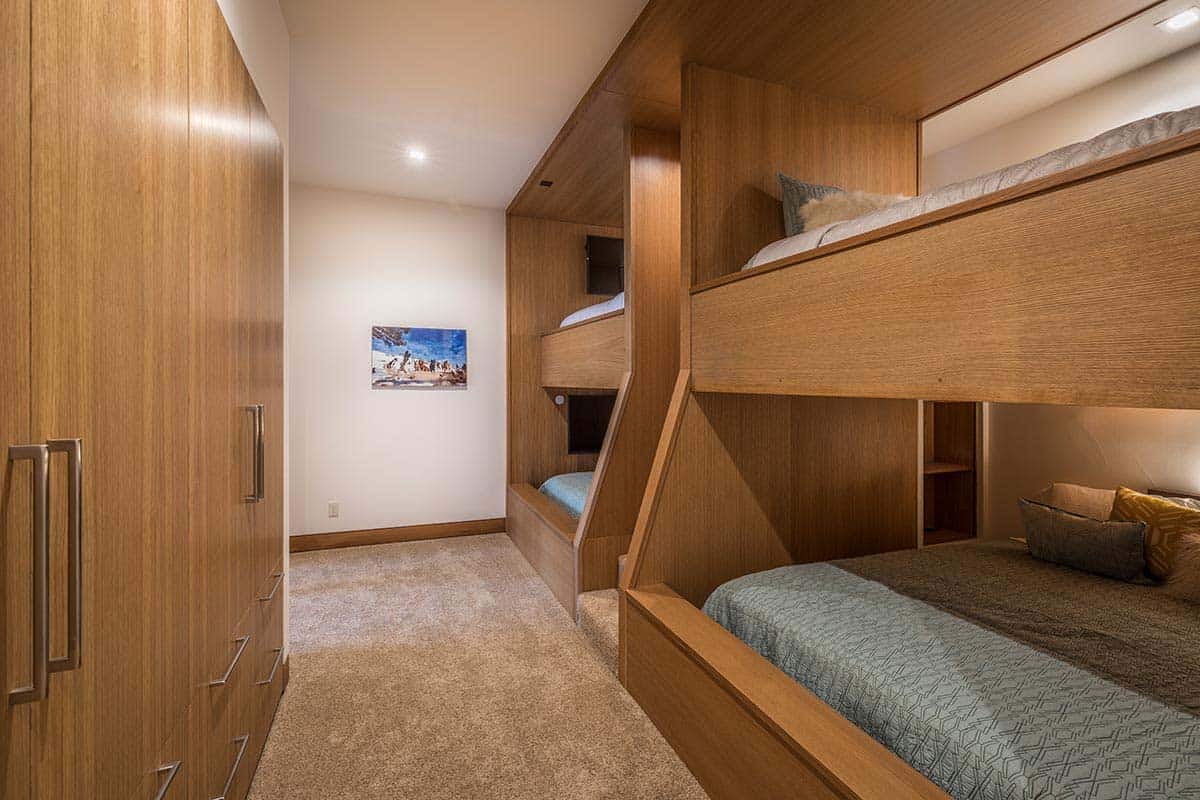 modern-mountain-home-bunk-bedroom