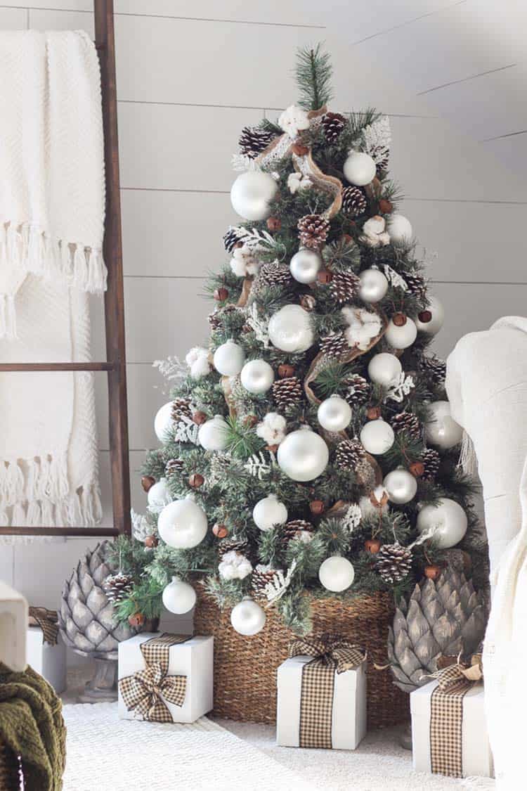 pinecones-and-snow-christmas-tree
